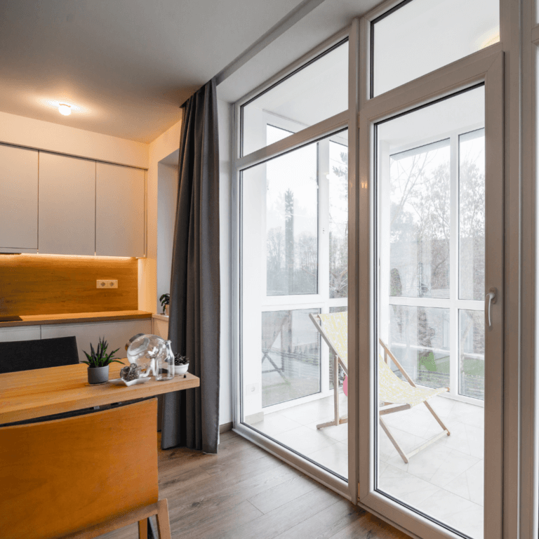 Baie vitrée fenêtre sur-mesure dans une cuisine